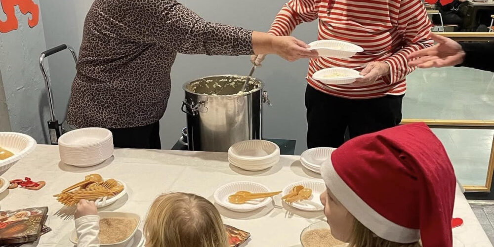 Pienet lapset odottavat puuroannostaan