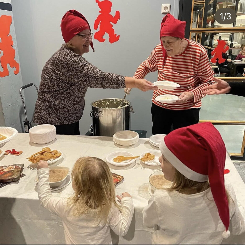 Pienet lapset odottavat puuroannostaan