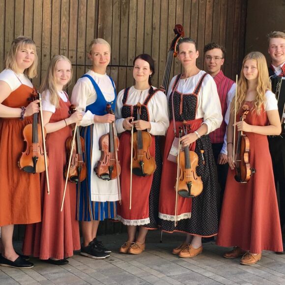 Ryhmä pelimannisoittajia