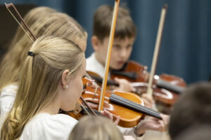 Lapsia soittamassa viulua