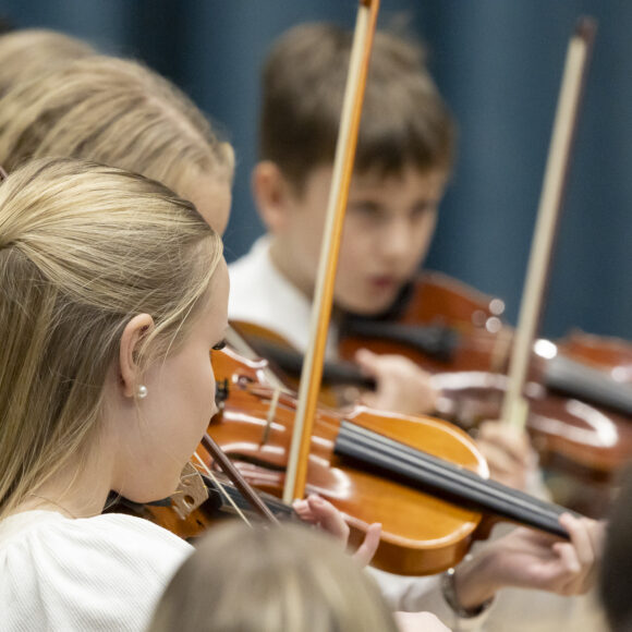 Lapsia soittamassa viulua