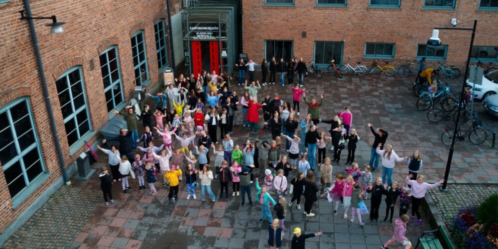 Suuri joukko taidekoulun oppilaita kulttuurikeskus Vanhan Paukun pihalla