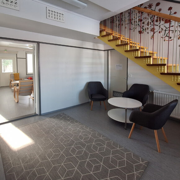 Yhteisötalo Päivärannan eteinen on avara ja valoisa. Eteisessä on naulakot sekä pääsy isoon, esteettömään wc-tilaan.