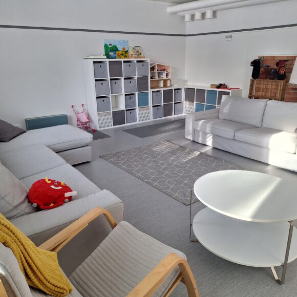 Yhteisötalo Päivärannassa on mukava oleskelutila. Tilassa on paljon leluja lapsille.