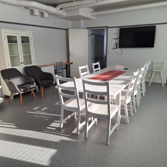 Yhteisötalo Päivärannassa on hyvät kokoustilat isommallekin kokoukselle. Tila on yhtenäinen oleskelutilan kanssa.