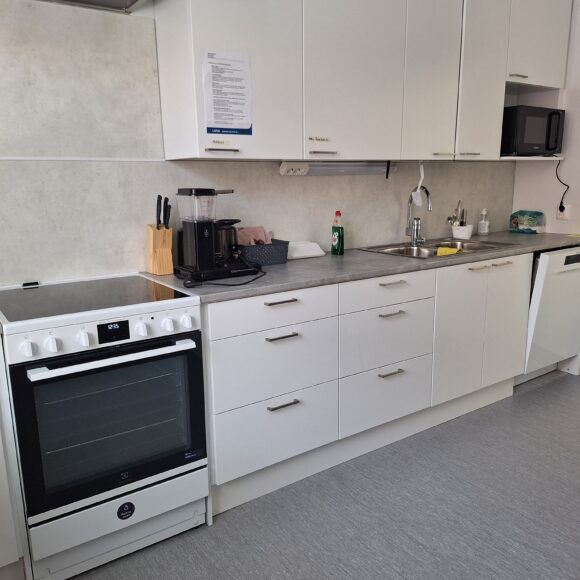 Yhteisötalo Päivärannassa on täysin varusteltu keittö vapaasti käyttäjien käytettävissä.