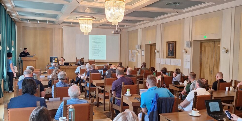 Kuva Lapuan kaupungin valtuustosalissa istuvista henkilöistä takaapäin kuvattuna